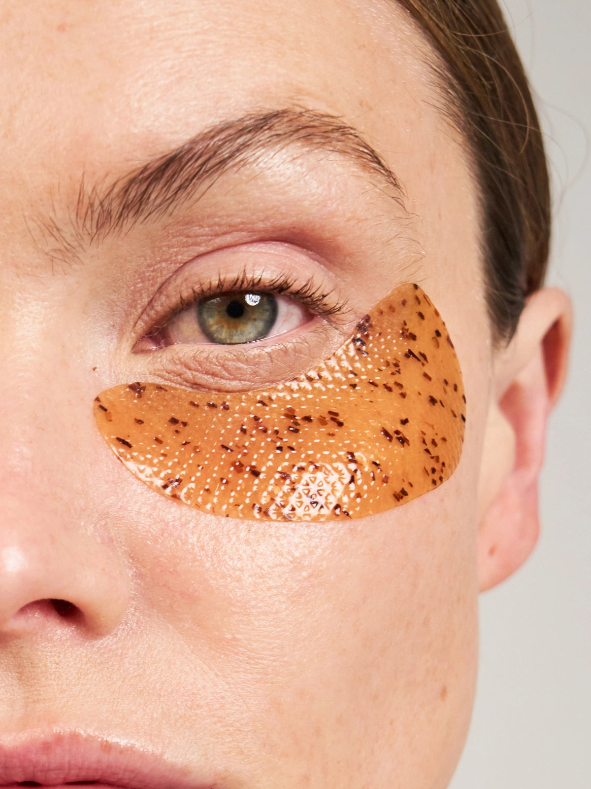 Zoom sur la texture et la couleur marron tacheté des Patchs Yeux Hydratants.