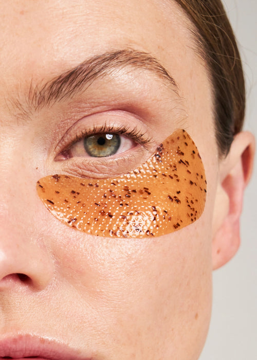 Zoom sur la texture et la couleur marron tacheté des Patchs Yeux Hydratants.