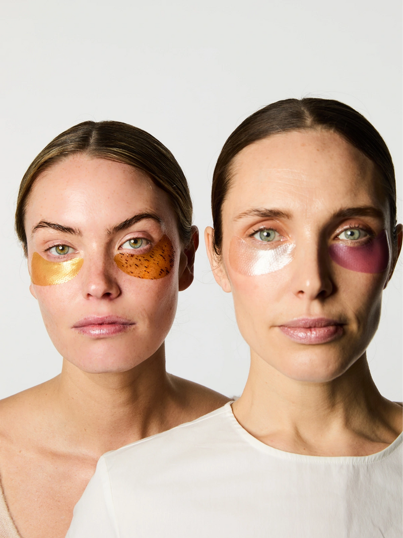 2 femmes portant sous chaque oeil un type de patchs. La première porte les Anti-âge et les Hydratants. Tandis que la seconde porte les Hydra-Collagène et les Anti-cernes.