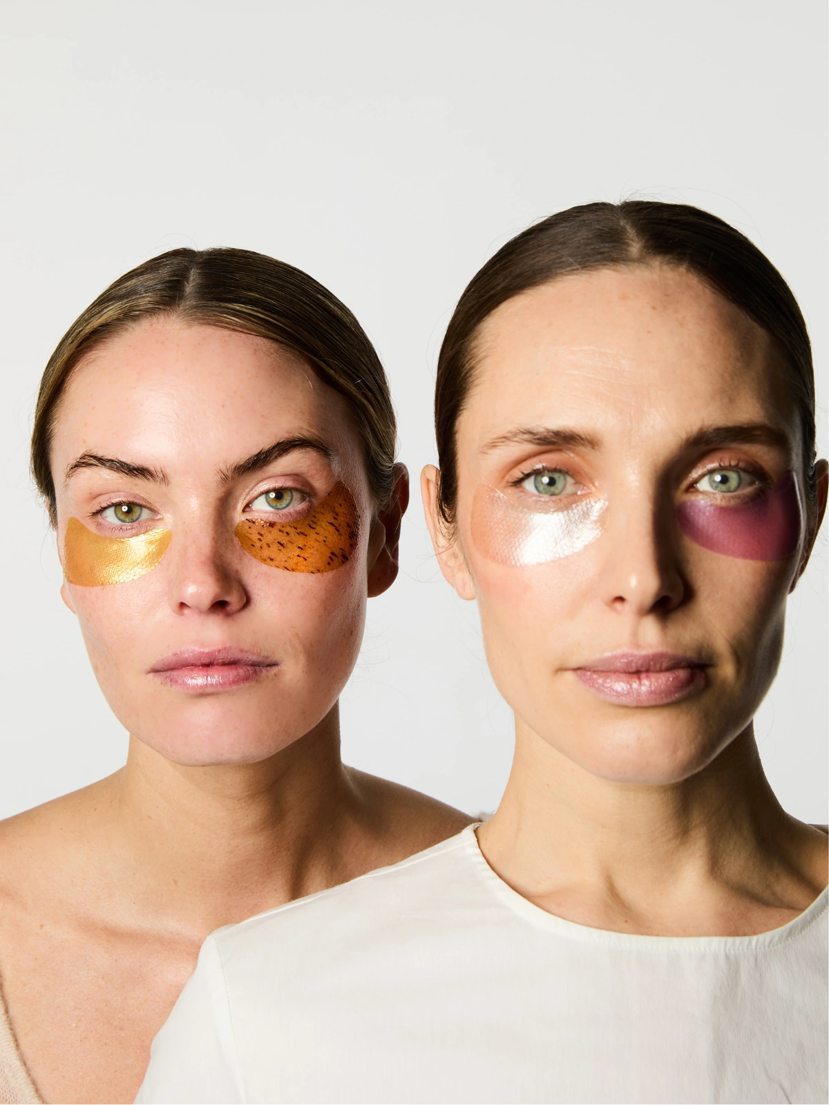 2 femmes portant sous chaque oeil un type de patchs. La première porte les Anti-âge et les Hydratants. Tandis que la seconde porte les Hydra-Collagène et les Anti-cernes.