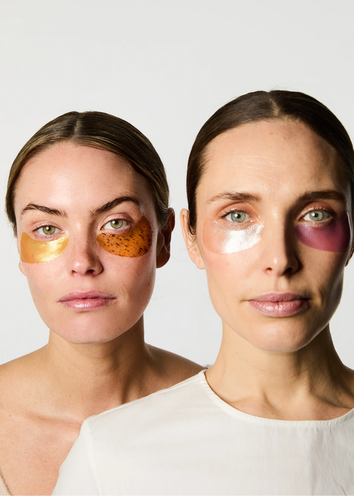2 femmes portant sous chaque oeil un type de patchs. La première porte les Anti-âge et les Hydratants. Tandis que la seconde porte les Hydra-Collagène et les Anti-cernes.