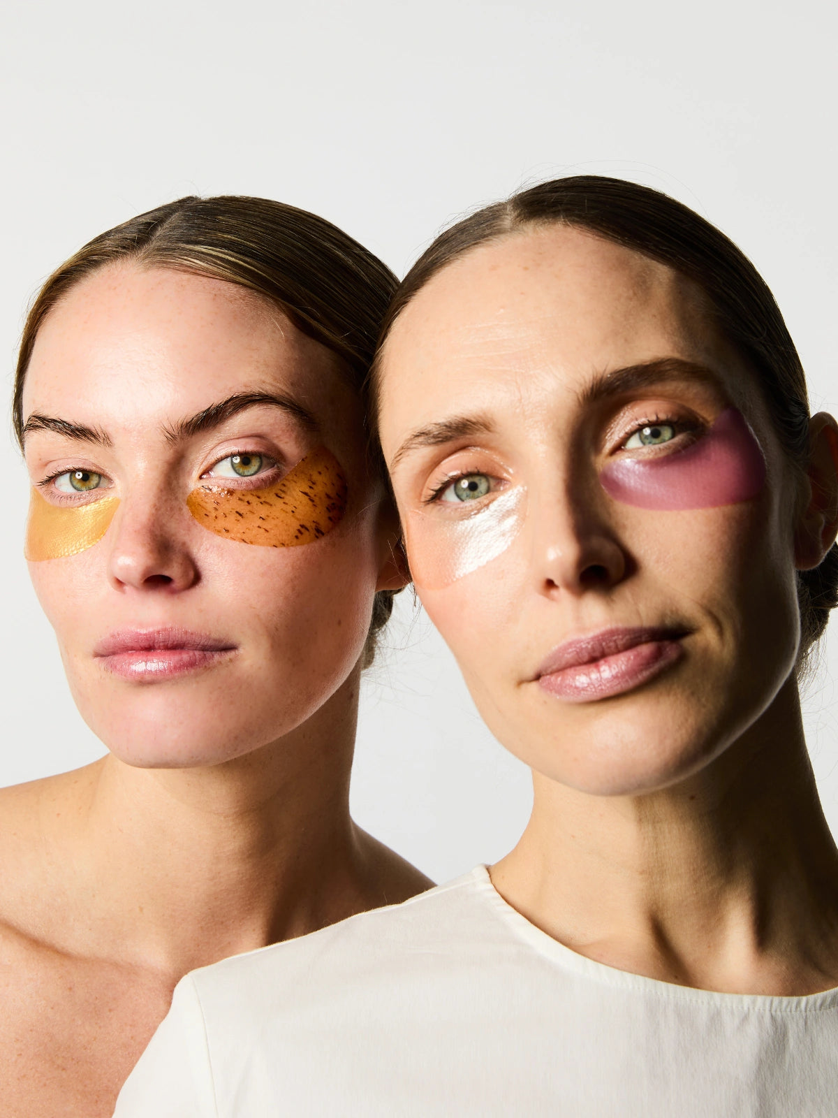 Deux mannequins avec une paire de patchs déparaillés : Anti-âge & Hydratants et Hydra-collagène & Anti-cernes.