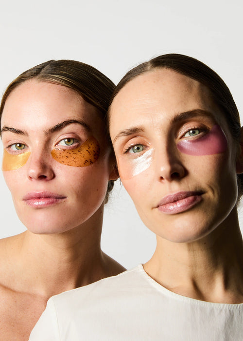 Deux mannequins avec une paire de patchs déparaillés : Anti-âge & Hydratants et Hydra-collagène & Anti-cernes.