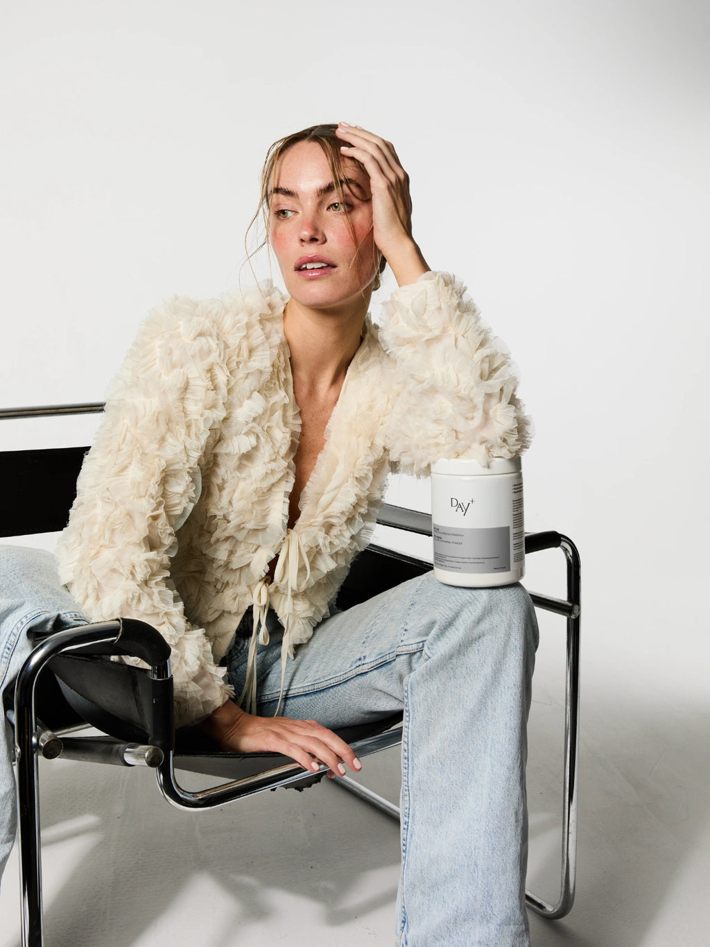 Femme accoudée à la Poudre Collagène & Vitamines+ en édition silver.