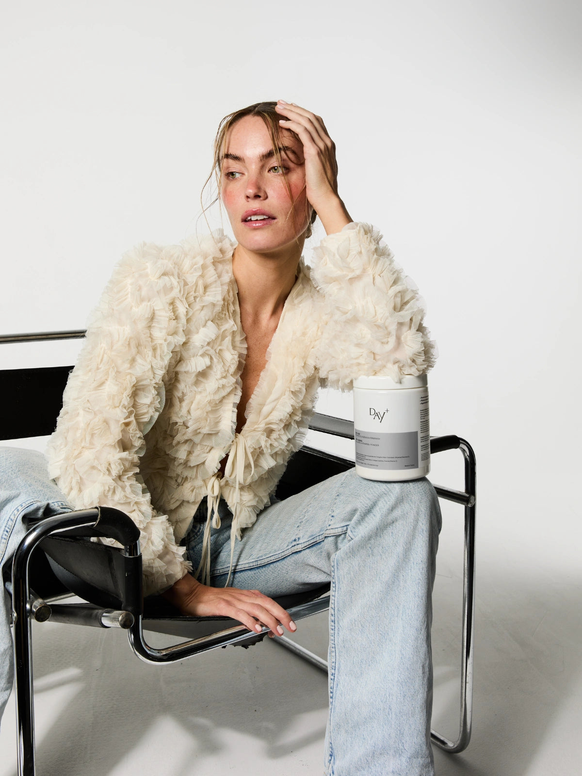 Femme accoudée à la Poudre Collagène & Vitamines+ en édition silver.