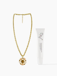 Collaboration de Noël Dear Charlotte x Day+ composé d'un sautoir multi-pierres et du Sérum Lèvres Irisé.