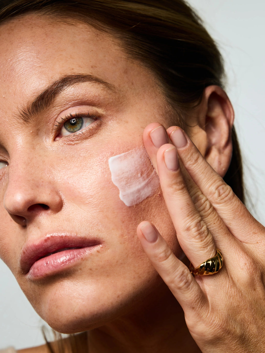Application du Sérum Correcteur Ultime sur la peau.