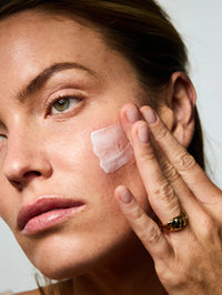 Application du Sérum Correcteur Ultime sur la peau.