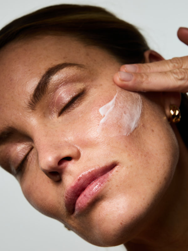 Femme s'appliquant le Sérum Anti-imperfections Correcteur Ultime. 