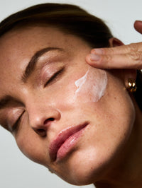 Femme s'appliquant le Sérum Anti-imperfections Correcteur Ultime. 