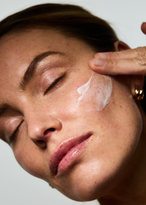 Femme s'appliquant le Sérum Anti-imperfections Correcteur Ultime. 