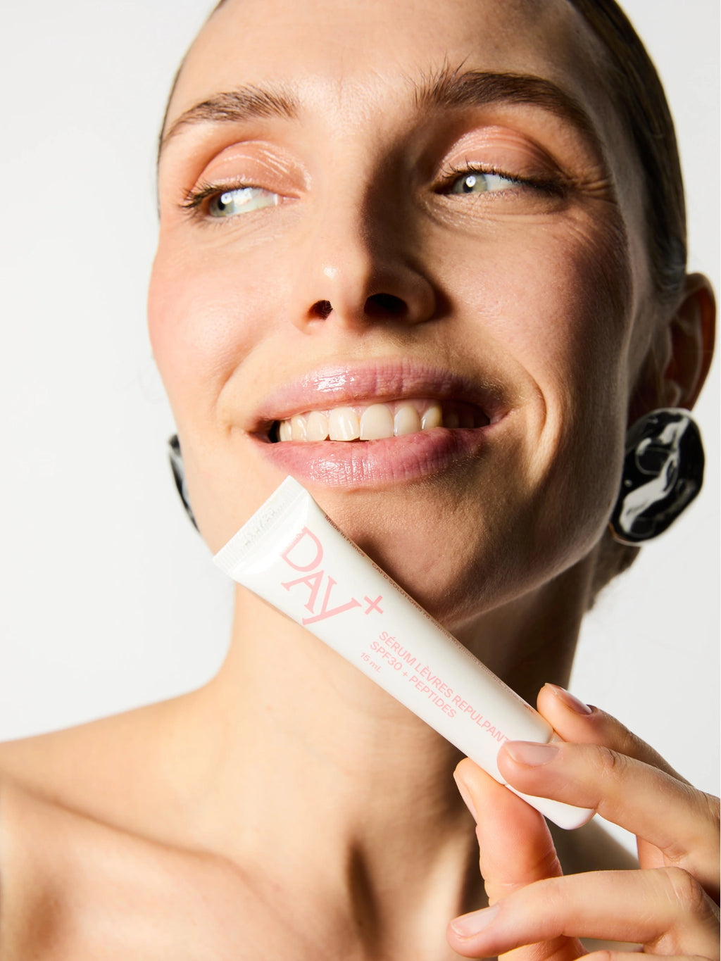 Le Sérum Lèvres Repulpant SPF 30, une protection à large spectre (UVA et UVB), grâce à des filtres solaires organiques qui retardent le vieillissement cutané.