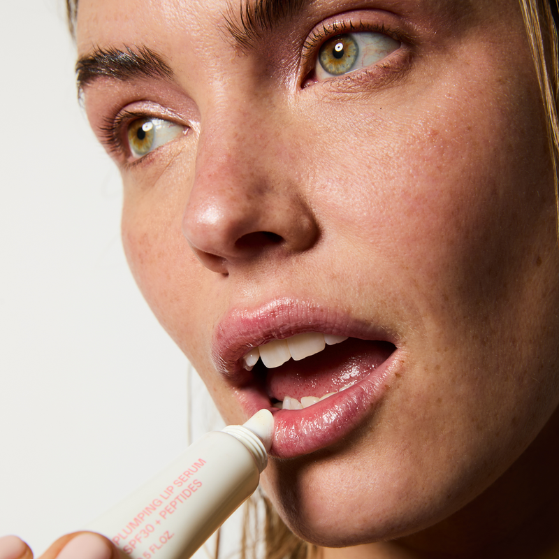 Application du Sérum Lèvres Repulpant SPF 30 en teinte 01. Clear Gloss.