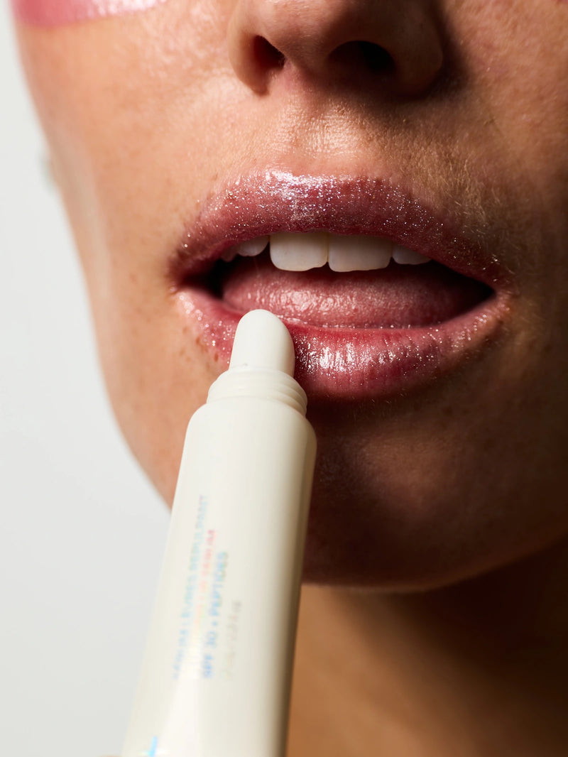 Femme s'appliquant le Sérum Lèvres Repulpant SPF 30 en teinte 03. sur les lèvres.