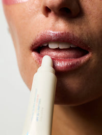 Femme s'appliquant le Sérum Lèvres Repulpant SPF 30 en teinte 03. sur les lèvres.