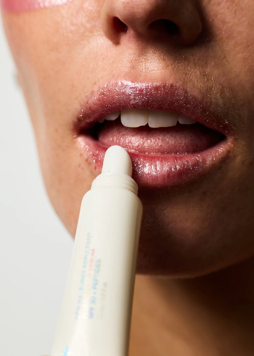 Femme s'appliquant le Sérum Lèvres Repulpant SPF 30 en teinte 03. sur les lèvres.