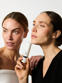 Duo de mannequin avec le Sérum Lift Expert dans les mains.