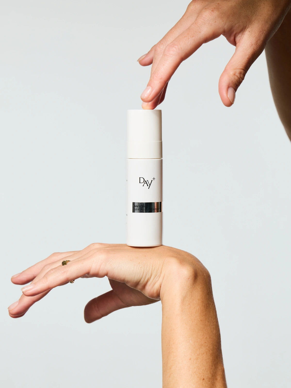 Femme tenant entre ces mains le Sérum Anti-âge Lift Expert.