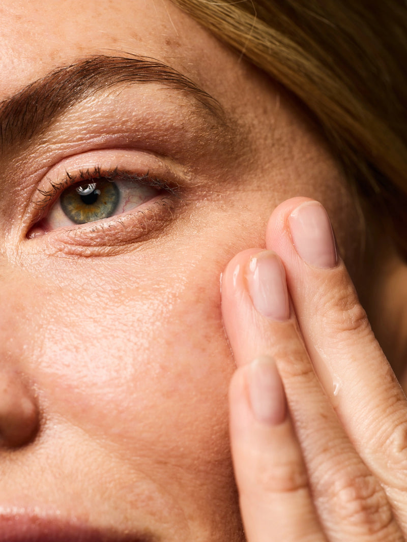 Femme s'appliquant le Sérum Lift Expert sur le visage du bout des doigts.