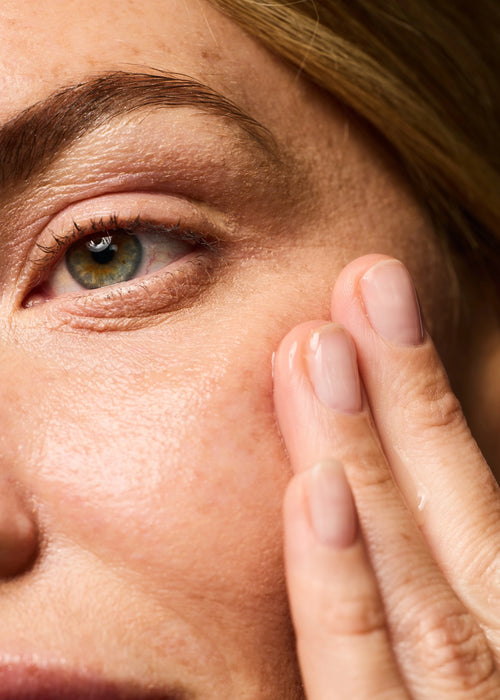 Femme s'appliquant le Sérum Lift Expert sur le visage du bout des doigts.