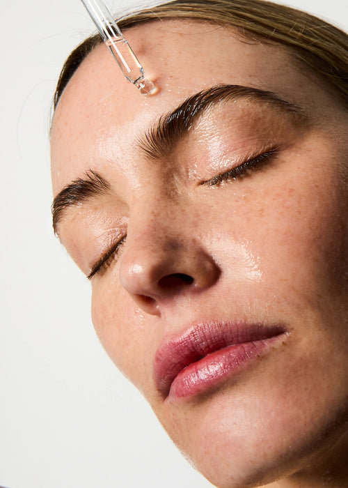 Application du Sérum Nuit Régénérant Intense.