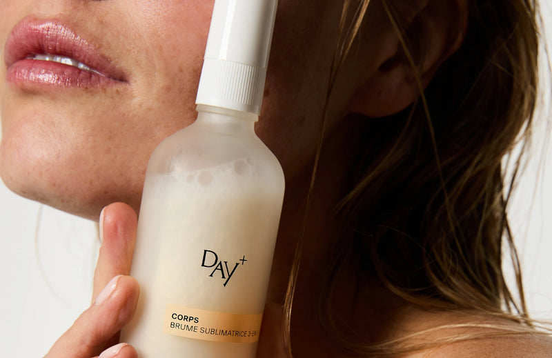 Flacon de la Brume Sublimatrice 3-en-1 pour hydrater, sublimer et parfumer.
