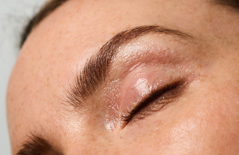 Zoom sur le fini irisé du Eyes & Cheeks Gloss appliqué sur une paupière.