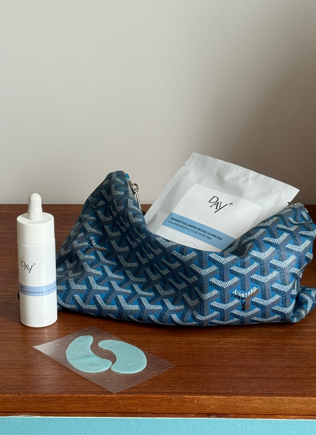 Produits de la routine Régénération Nuit posés sur une étagère.