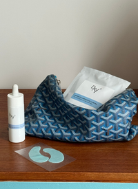 Produits de la routine Régénération Nuit posés sur une étagère.