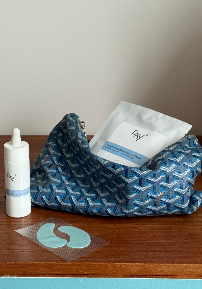 Produits de la routine régénération nuit posées sur une étagère.