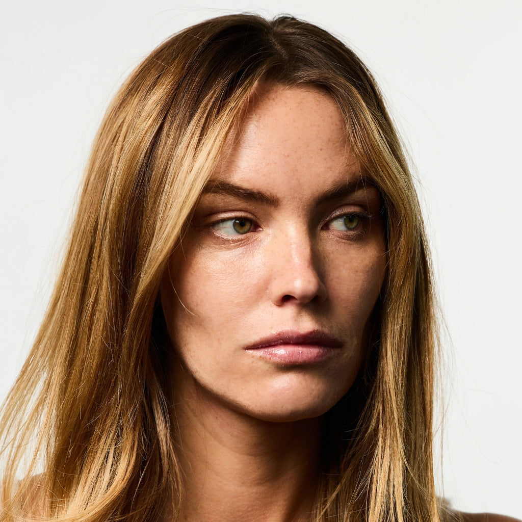 Femme avec les cheveux détachés.