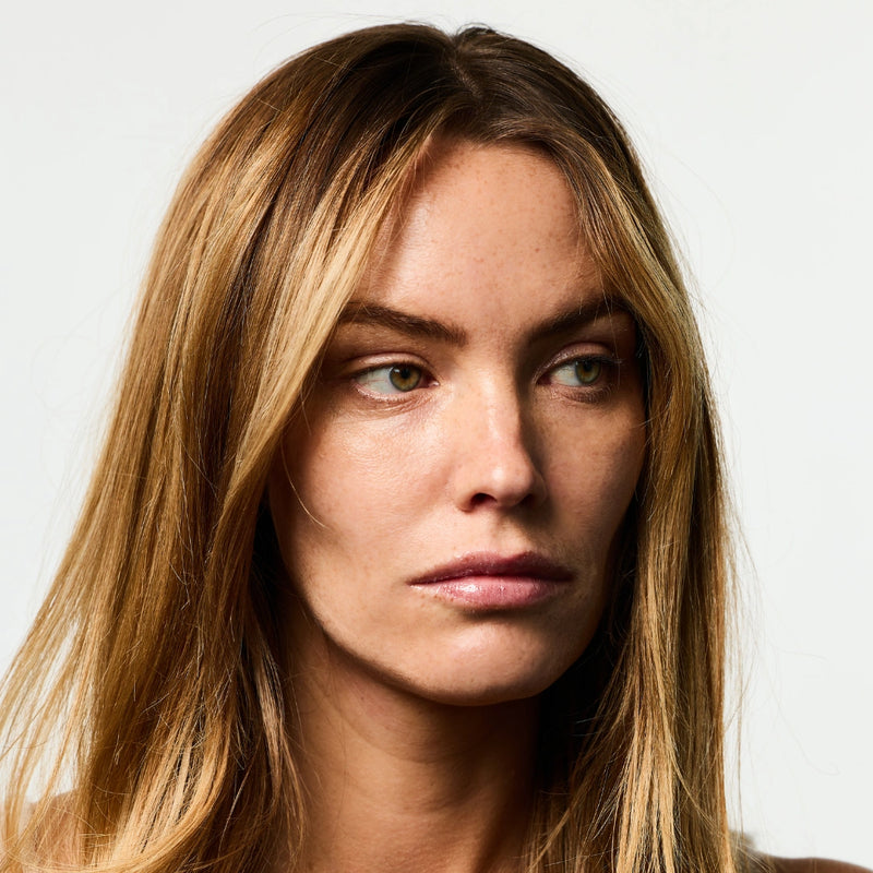 Femme avec les cheveux détachés.