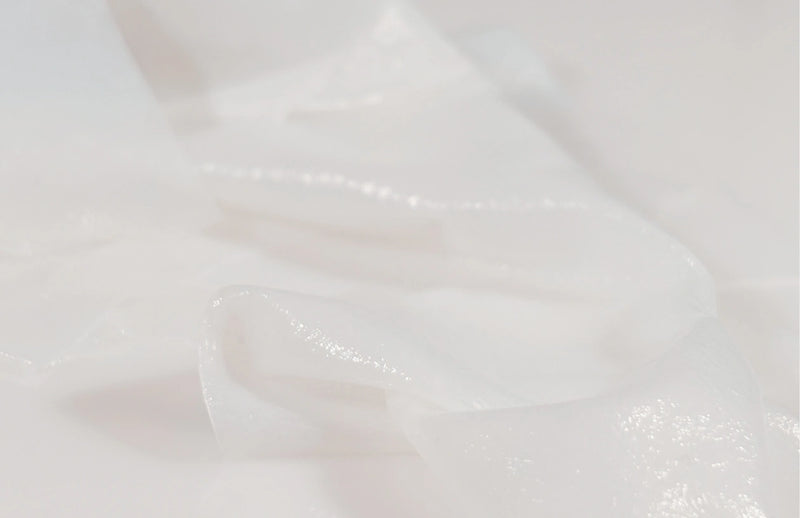 Zoom sur la texture gélifiée translucide, fraîche et souple, du Masque Collagène en Biocellulose.