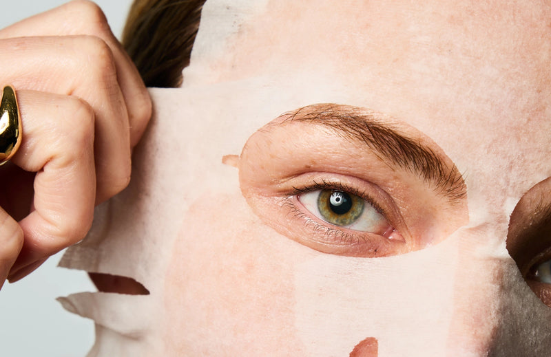 Routine de soins avec les Masque en tissu pour le visage.