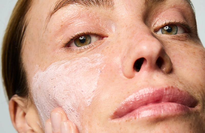 Femme s'appliquant le Masque Exfoliant Perfecteur sur le visage.