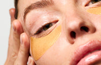 Routine de soin avec les Patchs Yeux Anti-âge.