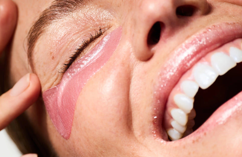 Routine de soins contour des yeux avec les Patchs Yeux Anti-cernes pour un regard réveillé et décongestionné.