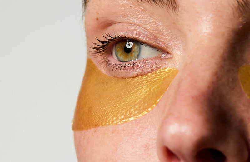 Application des Patchs yeux Anti-âge jaunes irisés.