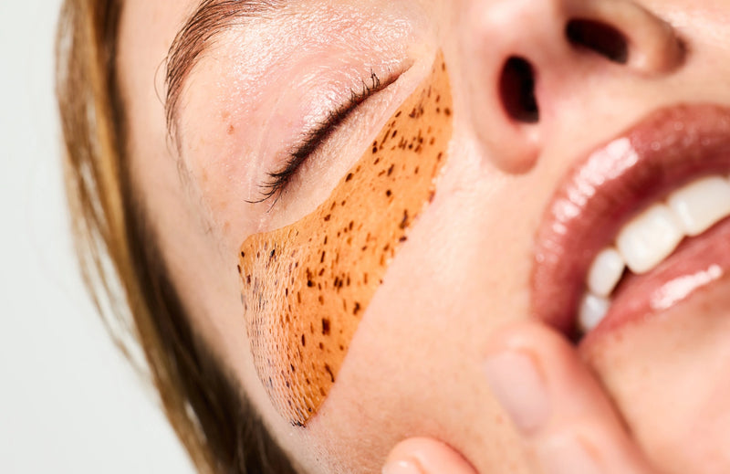 Femme utilisant les Patchs Yeux Hydratants.