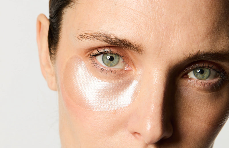 Routine de soins avec les Patchs Yeux Hydra-Collagène.
