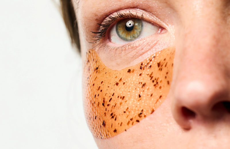 Zoom sur la texture et la couleur marron tacheté des Patchs Yeux Hydratants.