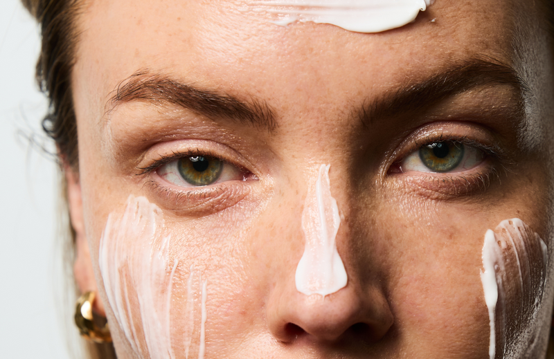 Femme ayant sur le visage le Sérum Anti-imperfections Correcteur Ultime.