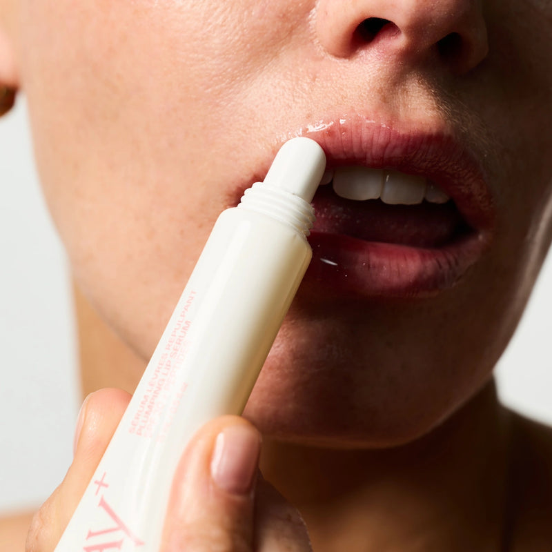 Femme s'appliquant sur les lèvres le Sérum Lèvres Repulpant en teinte 01. Clear Gloss.