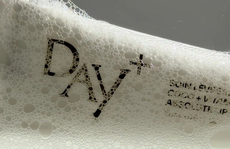 Tube de Soin Lèvres Absolu, enrichi en huile de cooc et vitamine E, dans la mousse.