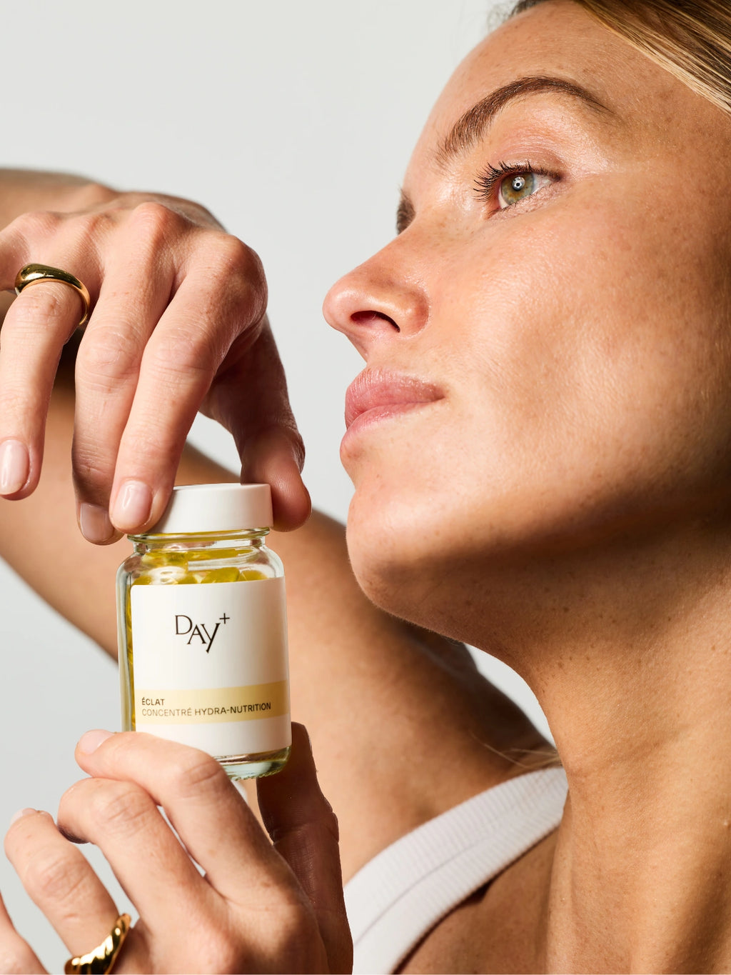 Routine de soins avec le Soin Concentré Hydra-Nutrition pour un réel boost d'hydratation et un peau visiblement plus repulpée.
