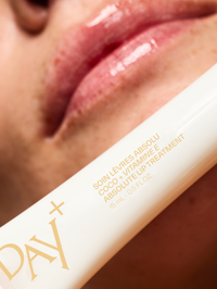 Soin Lèvres Absolu enrichi en huile de coco et vitamine E.