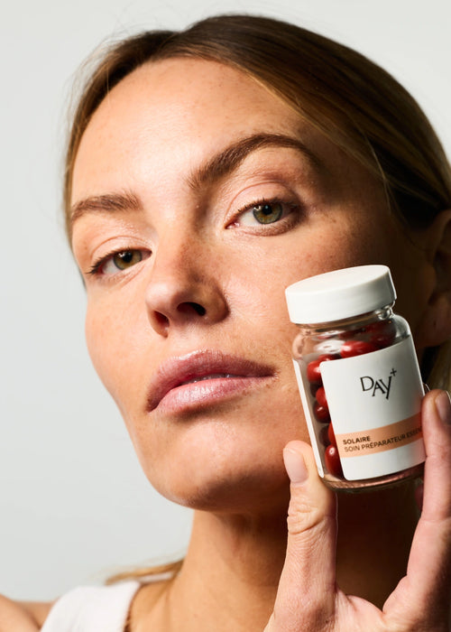 Routine de soins avec le Soin Préparateur Essentiel, pour un teint hâlé toute l'année.