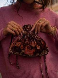 Collaboration de Noël Stella & Suzie x Day+, comprenant un pochon Macky, des Patchs Yeux Anti-cernes et un Sérum Lèvres 02. Light Brown.