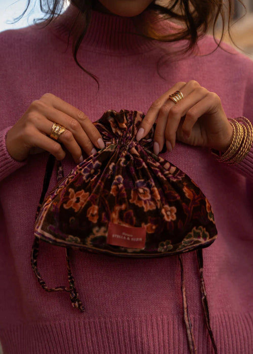 Collaboration de Noël Stella & Suzie x Day+, comprenant un pochon Macky, des Patchs Yeux Anti-cernes et un Sérum Lèvres 02. Light Brown.