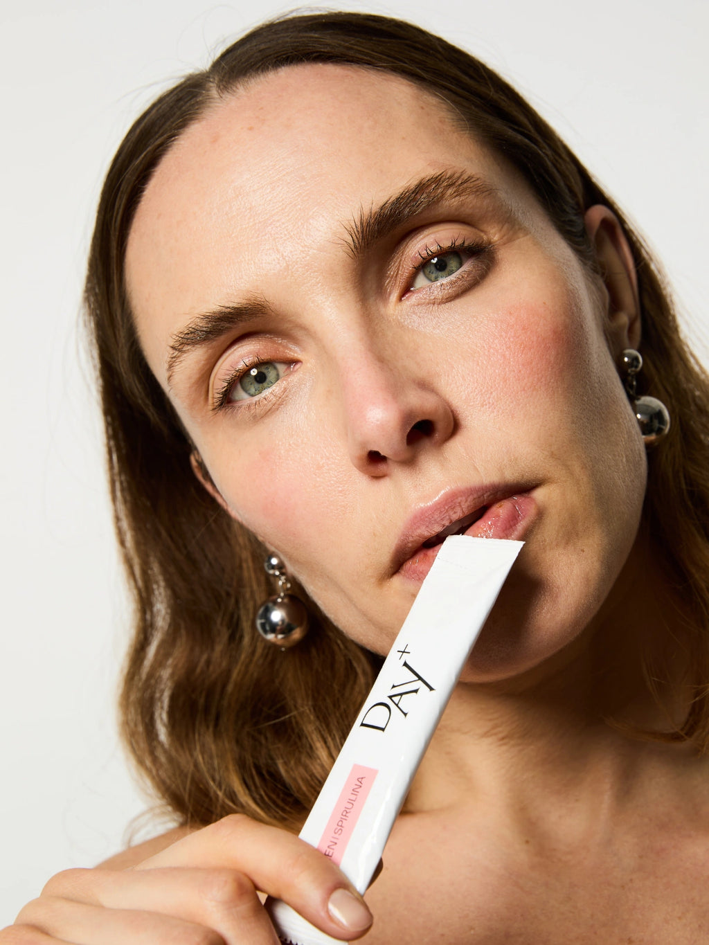Stick Collagène & Spiruline+ : premier stick de collagène à boire cliniquement prouvé.